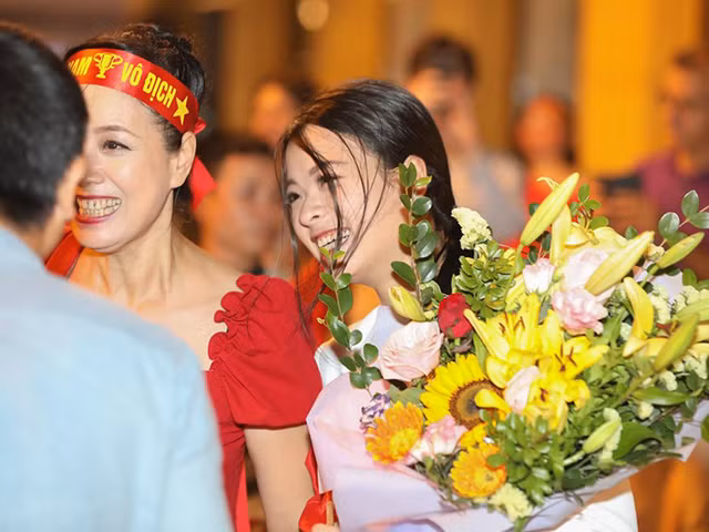 Ca sĩ Đàm Vĩnh Hưng tặng quà đặc biệt cho cầu thủ Quang Hải - Hình 3 Ca si Dam Vinh Hung tang qua dac biet cho cau thu Quang Hai-Hinh-3