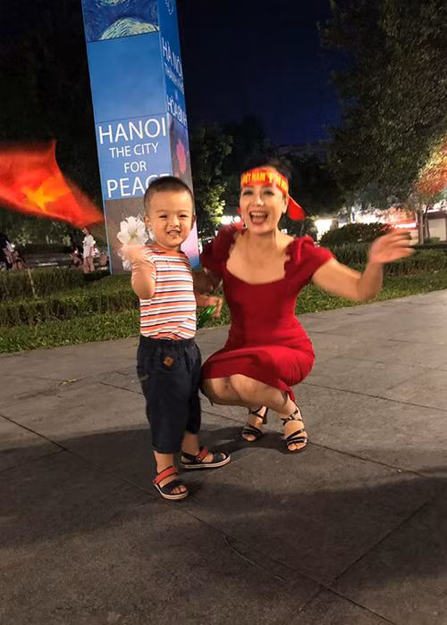Ca sĩ Đàm Vĩnh Hưng tặng quà đặc biệt cho cầu thủ Quang Hải - Hình 7 Ca si Dam Vinh Hung tang qua dac biet cho cau thu Quang Hai-Hinh-7