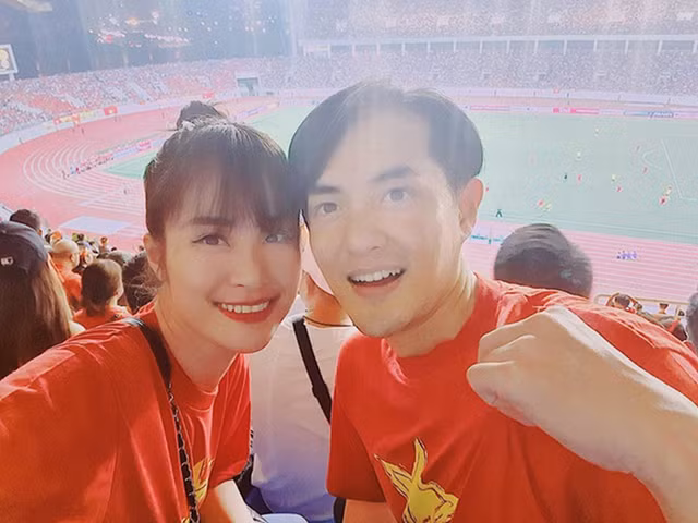 Ca sĩ Đàm Vĩnh Hưng tặng quà đặc biệt cho cầu thủ Quang Hải - Hình 11 Ca si Dam Vinh Hung tang qua dac biet cho cau thu Quang Hai-Hinh-11