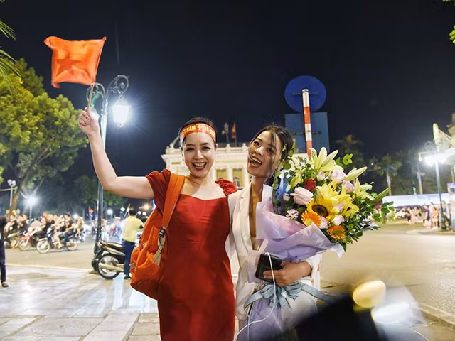 Ca sĩ Đàm Vĩnh Hưng tặng quà đặc biệt cho cầu thủ Quang Hải - Hình 6 Ca si Dam Vinh Hung tang qua dac biet cho cau thu Quang Hai-Hinh-6