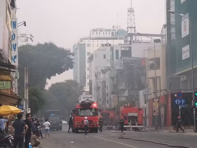 Cháy lớn tại cao ốc Wink Sài Gon Center Hotel, nhiều người tháo chạy vì khói đen bao trùm - Hình 3 Chay lon tai cao oc Wink Sai Gon Center Hotel, nhieu nguoi thao chay vi khoi den bao trum-Hinh-3