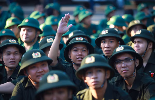 Tân binh TP HCM đeo khẩu trang, đo thân nhiệt trước khi lên đường nhập ngũ - Hình 8 Tan binh TP HCM deo khau trang, do than nhiet truoc khi len duong nhap ngu-Hinh-8
