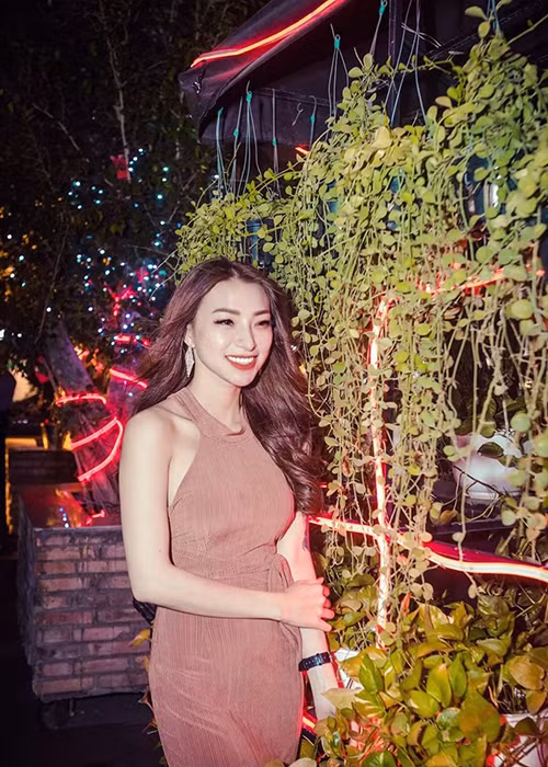 Vẻ gợi cảm khó rời mắt của hotgirl từng yêu Kin Nguyễn 1 tháng - Hình 14 Ve goi cam kho roi mat cua hotgirl tung yeu Kin Nguyen 1 thang-Hinh-14
