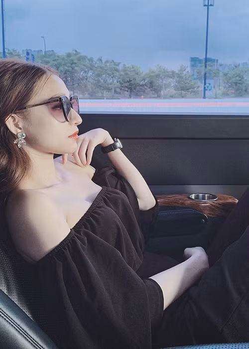 Vẻ gợi cảm khó rời mắt của hotgirl từng yêu Kin Nguyễn 1 tháng - Hình 5 Ve goi cam kho roi mat cua hotgirl tung yeu Kin Nguyen 1 thang-Hinh-5