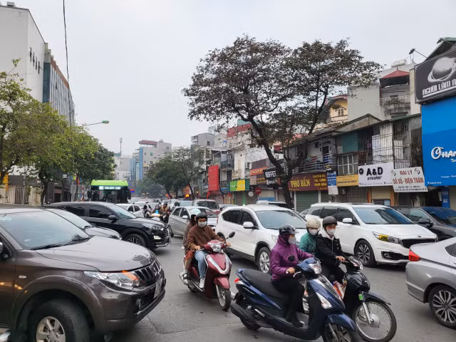 Người dân tấp nập đi chùa và các khu di tích, đường phố Hà Nội ùn tắc - Hình 2 Nguoi dan tap nap di chua va cac khu di tich, duong pho Ha Noi un tac-Hinh-2