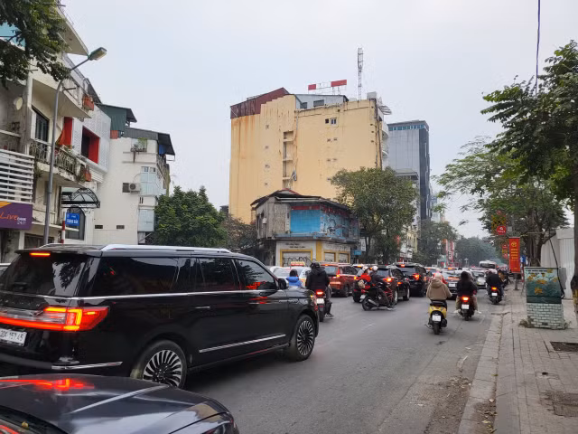 Người dân tấp nập đi chùa và các khu di tích, đường phố Hà Nội ùn tắc - Hình 7 Nguoi dan tap nap di chua va cac khu di tich, duong pho Ha Noi un tac-Hinh-7