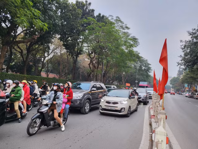Người dân tấp nập đi chùa và các khu di tích, đường phố Hà Nội ùn tắc - Hình 8 Nguoi dan tap nap di chua va cac khu di tich, duong pho Ha Noi un tac-Hinh-8
