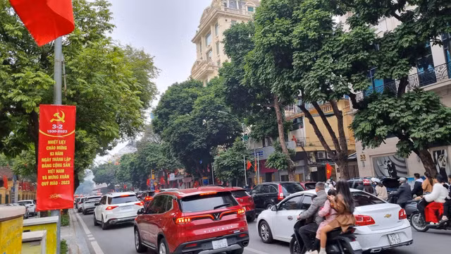 Người dân tấp nập đi chùa và các khu di tích, đường phố Hà Nội ùn tắc Nguoi dan tap nap di chua va cac khu di tich, duong pho Ha Noi un tac