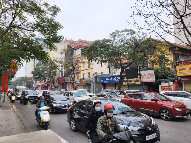 Người dân tấp nập đi chùa và các khu di tích, đường phố Hà Nội ùn tắc - Hình 11 Nguoi dan tap nap di chua va cac khu di tich, duong pho Ha Noi un tac-Hinh-11