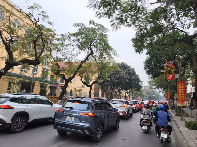 Người dân tấp nập đi chùa và các khu di tích, đường phố Hà Nội ùn tắc - Hình 12 Nguoi dan tap nap di chua va cac khu di tich, duong pho Ha Noi un tac-Hinh-12
