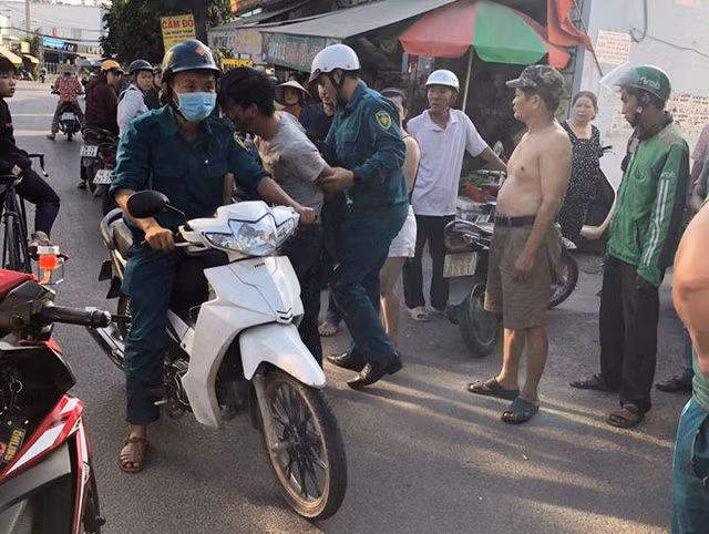 Doi tuong cuop giat bi Truong ban Chi huy quan su phuong truy duoi, khong che ngay tren duong Sai Gon