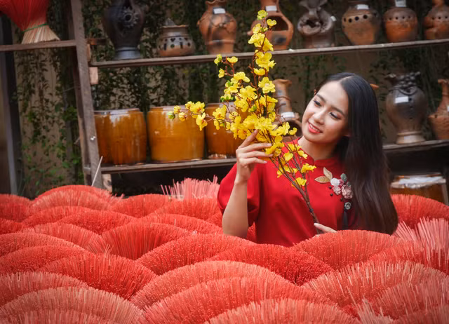Ngắm hotgirl Sài Gòn xúng xính áo dài đến check-in trên 'đường mai vàng' - Hình 6 Ngam hotgirl Sai Gon xung xinh ao dai den check-in tren 'duong mai vang'-Hinh-6