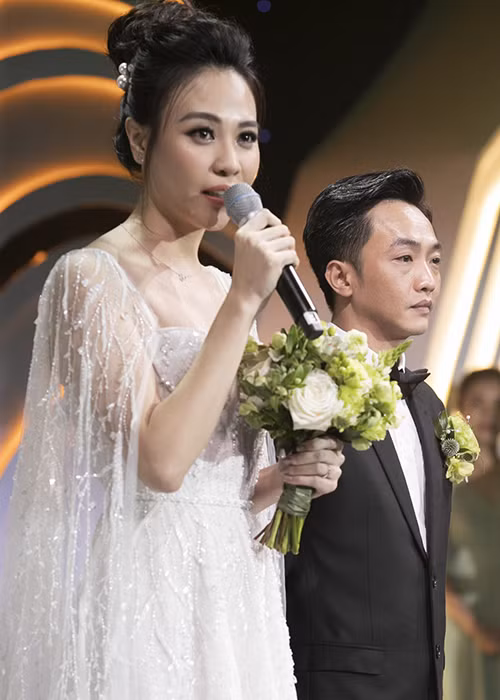 Mẹ Cường đô la nói gì với con dâu Đàm Thu Trang trong ngày cưới? - Hình 9 Me Cuong do la noi gi voi con dau Dam Thu Trang trong ngay cuoi?-Hinh-9