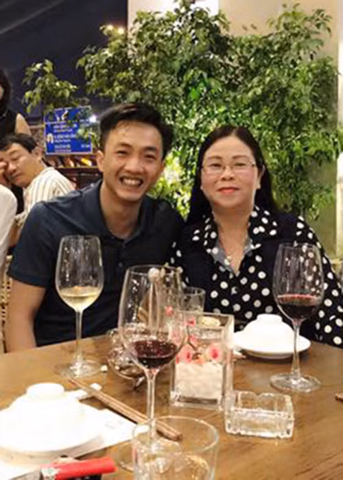 Mẹ Cường đô la nói gì với con dâu Đàm Thu Trang trong ngày cưới? - Hình 2 Me Cuong do la noi gi voi con dau Dam Thu Trang trong ngay cuoi?-Hinh-2