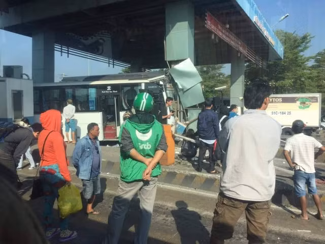 Xe khach cho nhieu nguoi lao vao tram thu phi tren cao toc TP.HCM - Trung Luong-Hinh-3