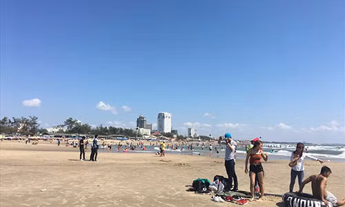 Người dân đổ về Vũng Tàu tắm biển những ngày Tết tăng đột biến Nguoi dan do ve Vung Tau tam bien nhung ngay Tet tang dot bien