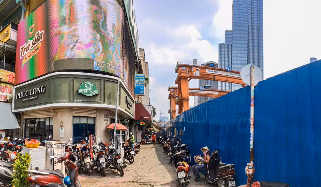 Đại công trường metro Sài Gòn chậm trễ, người dân điêu đứng Dai cong truong metro Sai Gon cham tre, nguoi dan dieu dung