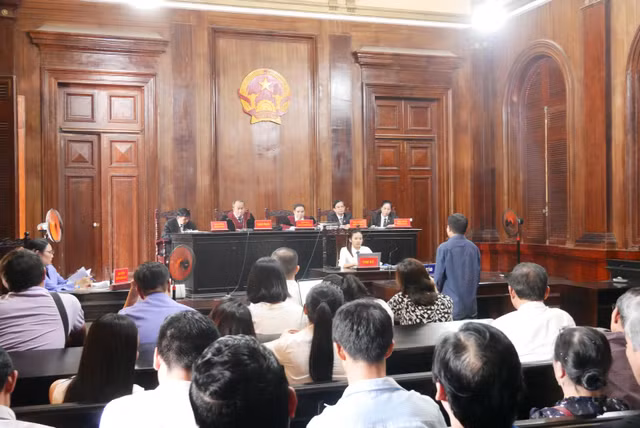 Vụ Vũ 'nhôm' bị lừa tiền hộ chiếu: Hoàng Hữu Châu nhận 700.000 USD hay 150.000 USD Vu Vu 'nhom' bi lua tien ho chieu: Hoang Huu Chau nhan 700.000 USD hay 150.000 USD