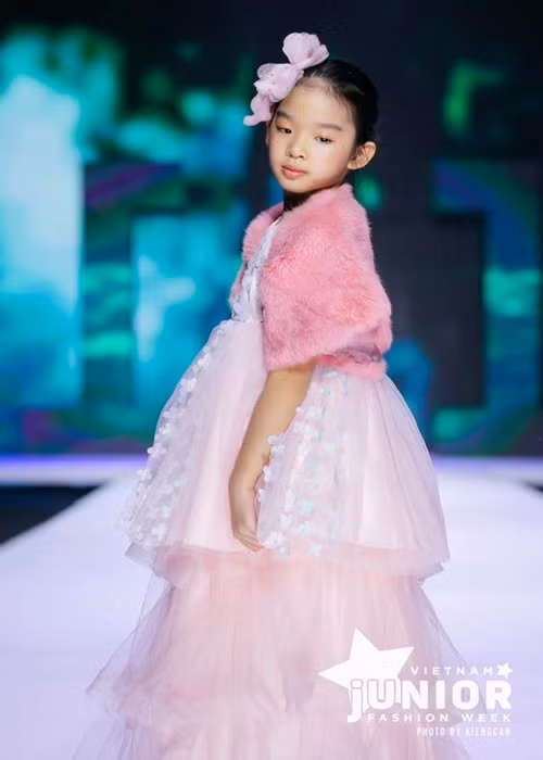 Con gái Xuân Lan xuất thần khi làm mẫu nhí - Hình 12 Con gai Xuan Lan xuat than khi lam mau nhi-Hinh-12