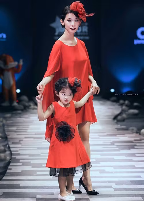 Con gái Xuân Lan xuất thần khi làm mẫu nhí - Hình 2 Con gai Xuan Lan xuat than khi lam mau nhi-Hinh-2