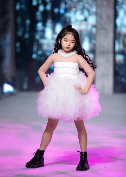 Con gái Xuân Lan xuất thần khi làm mẫu nhí - Hình 3 Con gai Xuan Lan xuat than khi lam mau nhi-Hinh-3