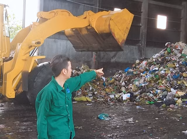Công an Cà Mau xác nhận mẫu vật trong hũ sành ở nhà máy rác là xương người - Hình 2 Cong an Ca Mau xac nhan mau vat trong hu sanh o nha may rac la xuong nguoi-Hinh-2