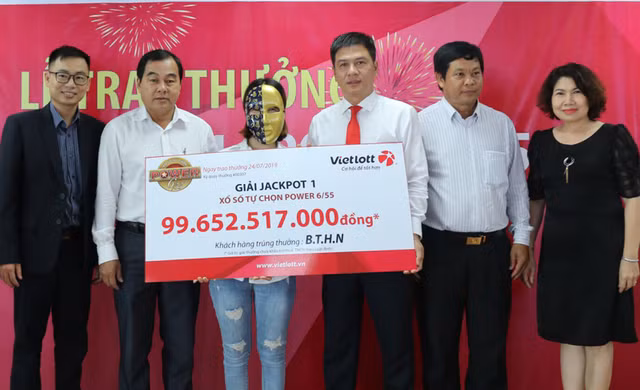 Cô gái làm tóc ở Bến Tre nhận giải Jackpot gần 100 tỷ đồng của Vietlott Co gai lam toc o Ben Tre nhan giai Jackpot gan 100 ty dong cua Vietlott