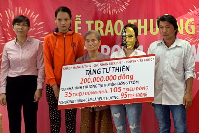 Cô gái làm tóc ở Bến Tre nhận giải Jackpot gần 100 tỷ đồng của Vietlott - Hình 2 Co gai lam toc o Ben Tre nhan giai Jackpot gan 100 ty dong cua Vietlott-Hinh-2