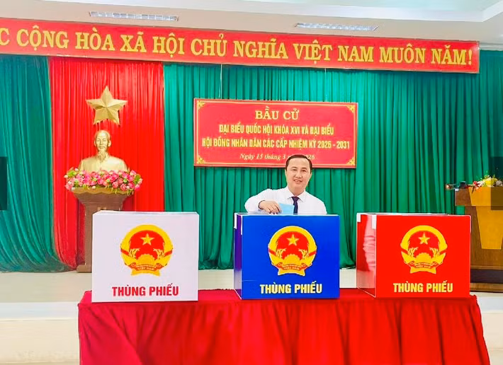 Ủy viên Ban Thường vụ Thành ủy, Bí thư Đảng ủy Đặc khu Côn Đảo Lê Hoàng Hải bỏ phiếu