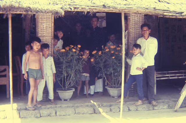 Đặc biệt cuộc sống miền Trung năm 1967 qua ống kính lính Mỹ - Hình 5 Dac biet cuoc song mien Trung nam 1967 qua ong kinh linh My-Hinh-5