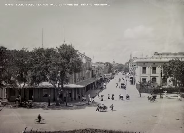 Công bố loạt ảnh cực hiếm về đường phố Hà Nội thập niên 1920 - Hình 2 Cong bo loat anh cuc hiem ve duong pho Ha Noi thap nien 1920-Hinh-2