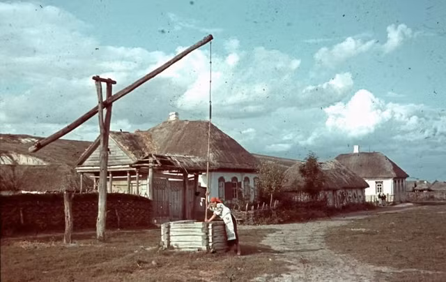 Cuộc sống ở Ukraine năm 1942 qua loạt ảnh màu cực hiếm - Hình 3 Cuoc song o Ukraine nam 1942 qua loat anh mau cuc hiem-Hinh-3