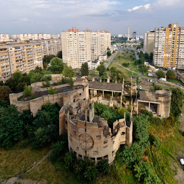 Khám phá những kiến trúc Xô-viết kỳ lạ ở thủ đô của Ukraine - Hình 8 Kham pha nhung kien truc Xo-viet ky la o thu do cua Ukraine-Hinh-8