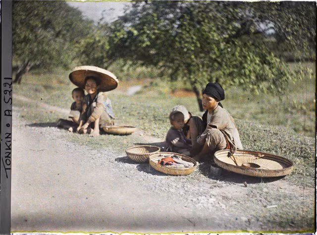 Loạt ảnh khó quên ở ngoại thành Hà Nội đầu thế kỷ 20 - Hình 7 Loat anh kho quen o ngoai thanh Ha Noi dau the ky 20-Hinh-7