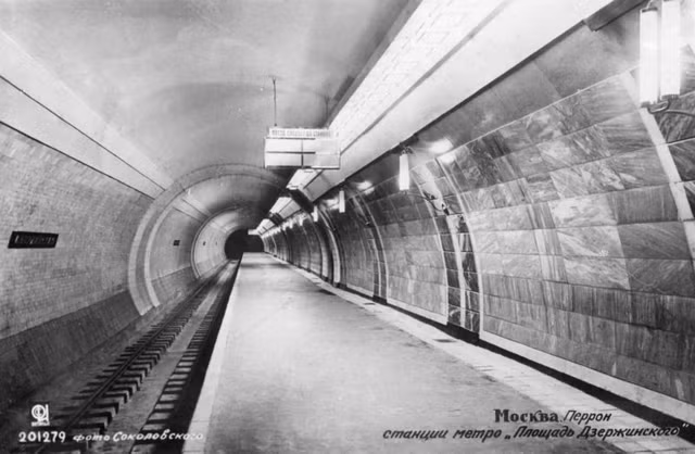 Vẻ tráng lệ của các ga tàu điện ngầm Moscow thuở sơ khai - Hình 10 Ve trang le cua cac ga tau dien ngam Moscow thuo so khai-Hinh-10