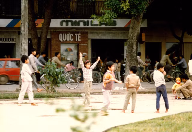 Trẻ em Hà Nội thời hậu bao cấp cực khó quên Tre em Ha Noi thoi hau bao cap cuc kho quen
