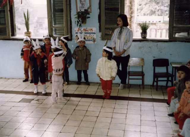Trẻ em Hà Nội thời hậu bao cấp cực khó quên - Hình 5 Tre em Ha Noi thoi hau bao cap cuc kho quen-Hinh-5