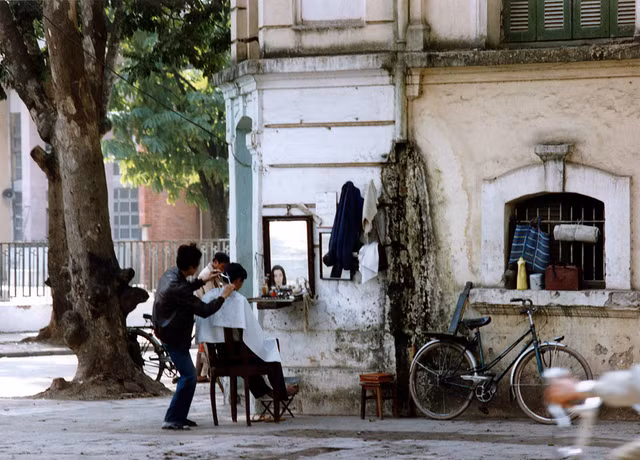 Loạt ảnh sinh động về cuộc mưu sinh trên hè phố Hà Nội năm 1990 Loat anh sinh dong ve cuoc muu sinh tren he pho Ha Noi nam 1990