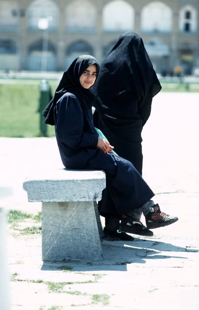 Loạt ảnh sinh động về cuộc sống muôn màu ở Iran năm 1996 - Hình 10 Loat anh sinh dong ve cuoc song muon mau o Iran nam 1996-Hinh-10