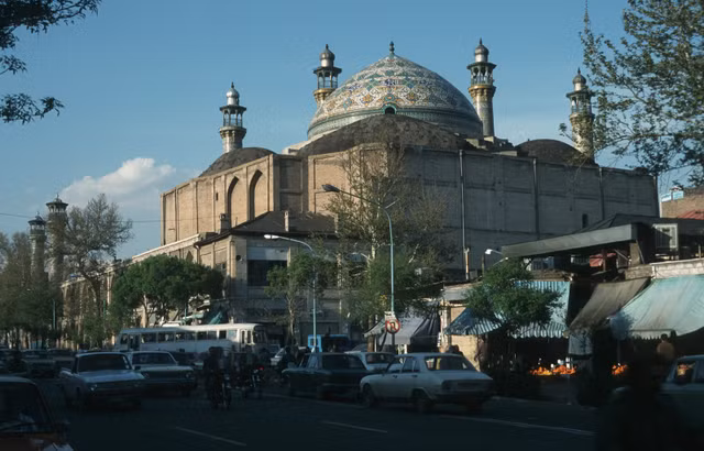 Loạt ảnh sinh động về cuộc sống muôn màu ở Iran năm 1996 - Hình 4 Loat anh sinh dong ve cuoc song muon mau o Iran nam 1996-Hinh-4