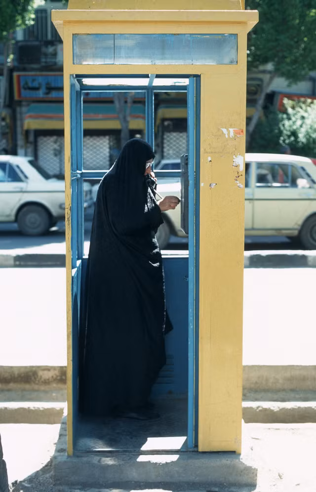 Loạt ảnh sinh động về cuộc sống muôn màu ở Iran năm 1996 - Hình 19 Loat anh sinh dong ve cuoc song muon mau o Iran nam 1996-Hinh-19