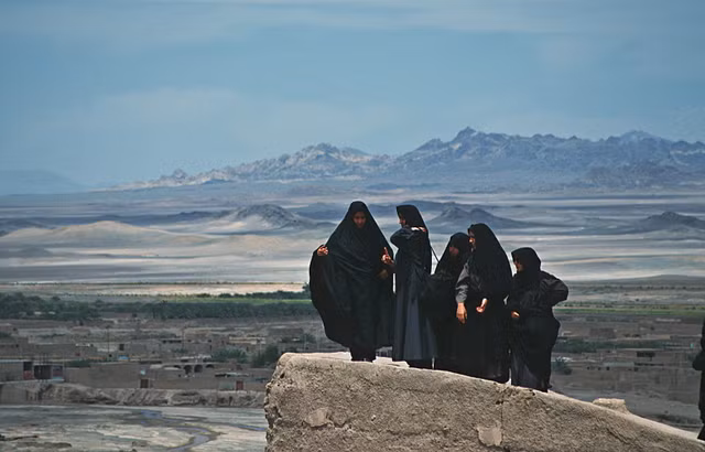 Loạt ảnh sinh động về cuộc sống muôn màu ở Iran năm 1996 - Hình 22 Loat anh sinh dong ve cuoc song muon mau o Iran nam 1996-Hinh-22