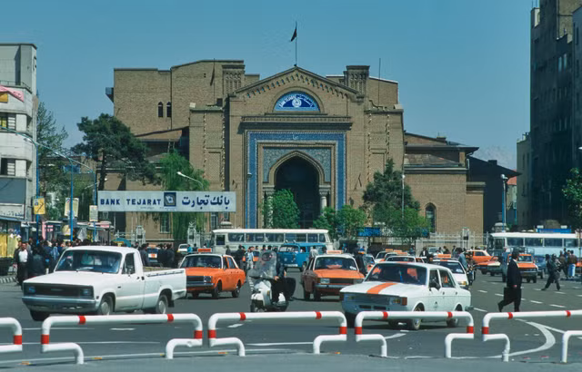 Loạt ảnh sinh động về cuộc sống muôn màu ở Iran năm 1996 - Hình 3 Loat anh sinh dong ve cuoc song muon mau o Iran nam 1996-Hinh-3