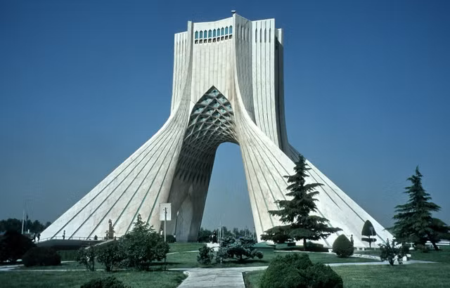Loạt ảnh sinh động về cuộc sống muôn màu ở Iran năm 1996 - Hình 2 Loat anh sinh dong ve cuoc song muon mau o Iran nam 1996-Hinh-2