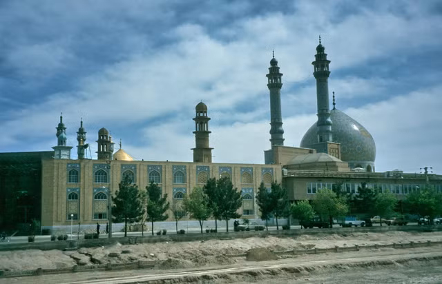 Loạt ảnh sinh động về cuộc sống muôn màu ở Iran năm 1996 - Hình 15 Loat anh sinh dong ve cuoc song muon mau o Iran nam 1996-Hinh-15