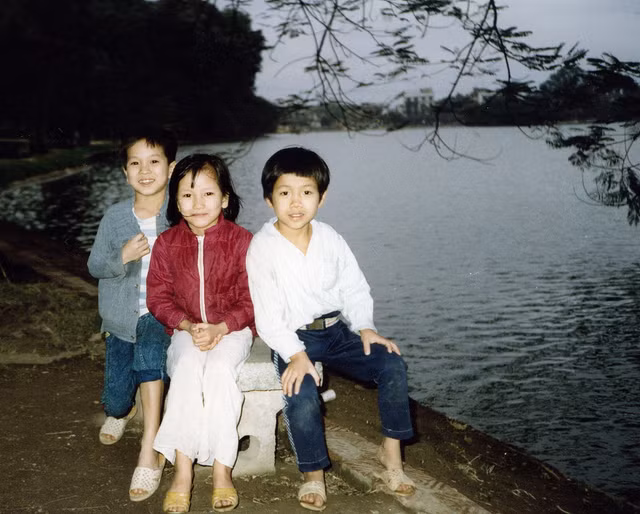 Hồ Hoàn Kiếm năm 1990 cực mộc mạc qua loạt ảnh hiếm - Hình 12 Ho Hoan Kiem nam 1990 cuc moc mac qua loat anh hiem-Hinh-12