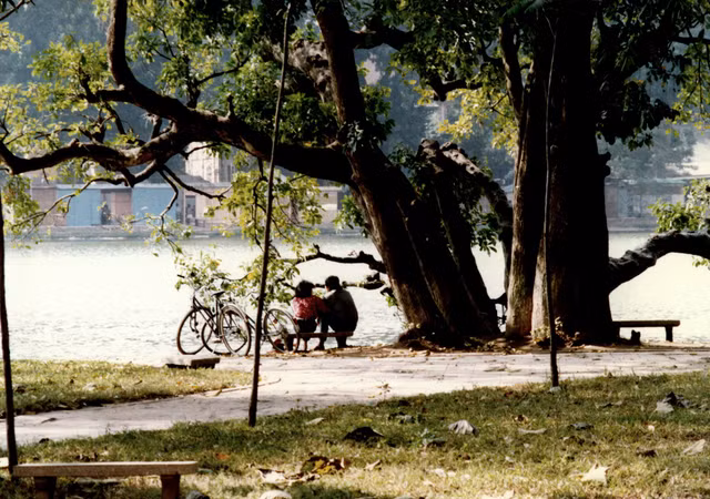 Hồ Hoàn Kiếm năm 1990 cực mộc mạc qua loạt ảnh hiếm - Hình 4 Ho Hoan Kiem nam 1990 cuc moc mac qua loat anh hiem-Hinh-4
