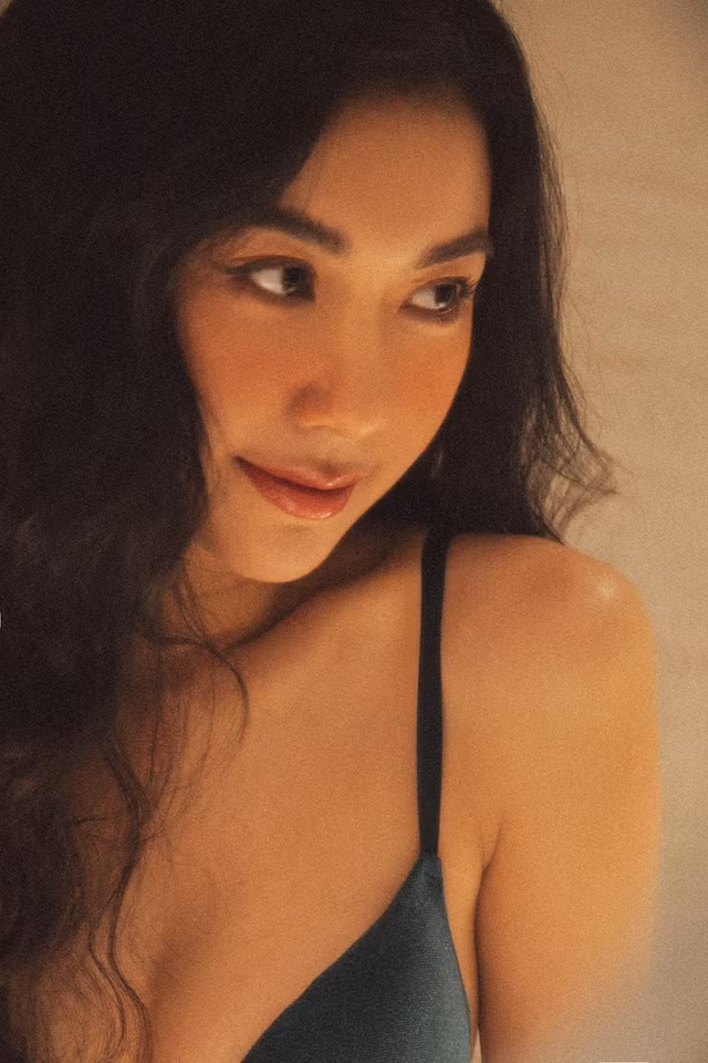 Loat anh mac noi y kho roi mat cua A hau Thuy Van-Hinh-2