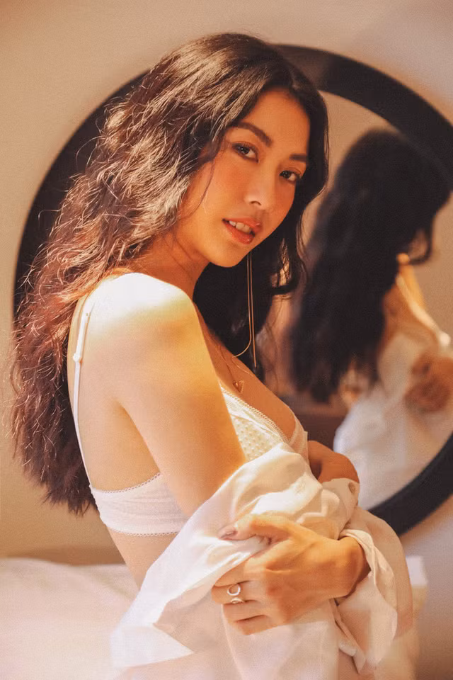 Loat anh mac noi y kho roi mat cua A hau Thuy Van-Hinh-6