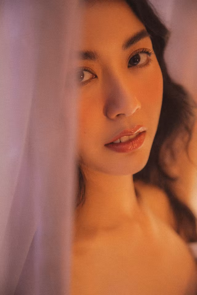 Loat anh mac noi y kho roi mat cua A hau Thuy Van